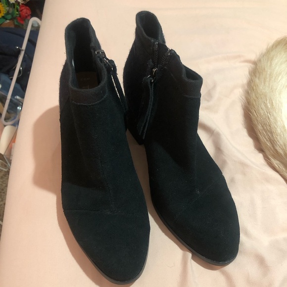 Black Toms block heel ankle boots, size 6.5 - Picture 3 of 5